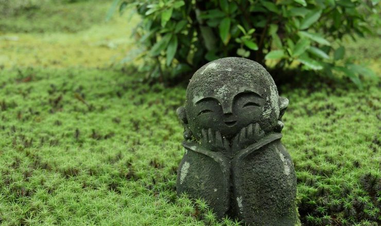 京都のお寺にあるにっこり笑っているお地蔵様